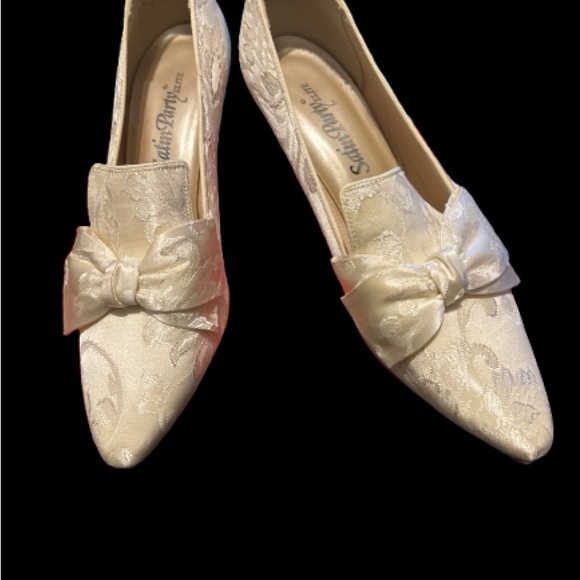 Vintage Cream Satin, Lace & Bow Exquisite Pumps - Picture 8 of 11